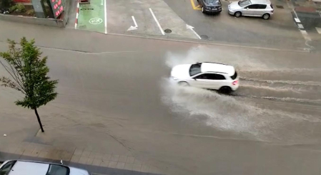 La fuerte tormenta ha anegado bajeras y terrazas