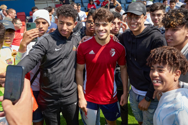 Unas 650 personas pertenecientes a 36 asociaciones sociales animaron a los jugadores de Osasuna en el entrenamiento del miércoles, 31 de mayo, en Tajonar