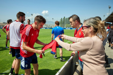 Unas 650 personas pertenecientes a 36 asociaciones sociales animaron a los jugadores de Osasuna en el entrenamiento del miércoles, 31 de mayo, en Tajonar
