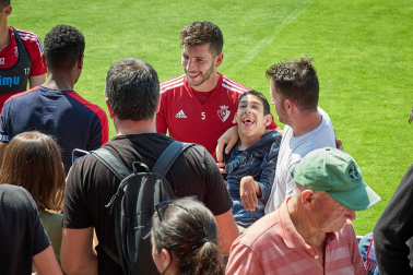 Unas 650 personas pertenecientes a 36 asociaciones sociales animaron a los jugadores de Osasuna en el entrenamiento del miércoles, 31 de mayo, en Tajonar