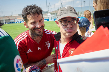 Unas 650 personas pertenecientes a 36 asociaciones sociales animaron a los jugadores de Osasuna en el entrenamiento del miércoles, 31 de mayo, en Tajonar