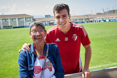Unas 650 personas pertenecientes a 36 asociaciones sociales animaron a los jugadores de Osasuna en el entrenamiento del miércoles, 31 de mayo, en Tajonar