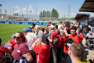 Unas 650 personas pertenecientes a 36 asociaciones sociales animaron a los jugadores de Osasuna en el entrenamiento del miércoles, 31 de mayo, en Tajonar