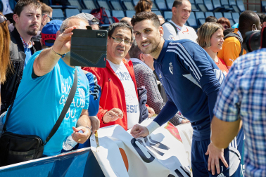 Unas 650 personas pertenecientes a 36 asociaciones sociales animaron a los jugadores de Osasuna en el entrenamiento del miércoles, 31 de mayo, en Tajonar