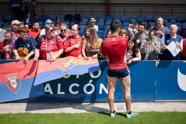 Unas 650 personas pertenecientes a 36 asociaciones sociales animaron a los jugadores de Osasuna en el entrenamiento del miércoles, 31 de mayo, en Tajonar