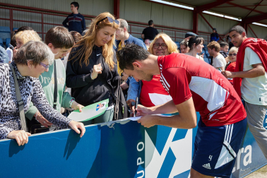 Unas 650 personas pertenecientes a 36 asociaciones sociales animaron a los jugadores de Osasuna en el entrenamiento del miércoles, 31 de mayo, en Tajonar