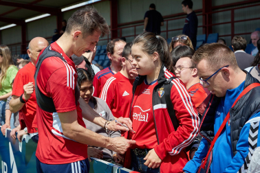 Unas 650 personas pertenecientes a 36 asociaciones sociales animaron a los jugadores de Osasuna en el entrenamiento del miércoles, 31 de mayo, en Tajonar