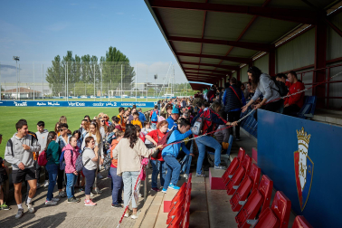 Unas 650 personas pertenecientes a 36 asociaciones sociales animaron a los jugadores de Osasuna en el entrenamiento del miércoles, 31 de mayo, en Tajonar
