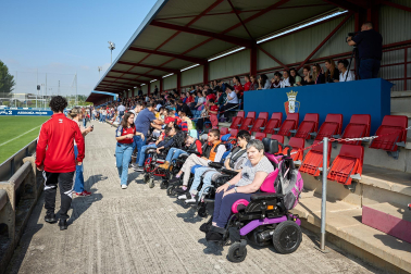 Unas 650 personas pertenecientes a 36 asociaciones sociales animaron a los jugadores de Osasuna en el entrenamiento del miércoles, 31 de mayo, en Tajonar