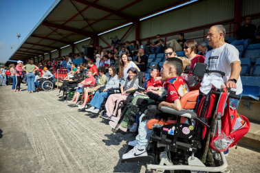 Unas 650 personas pertenecientes a 36 asociaciones sociales animaron a los jugadores de Osasuna en el entrenamiento del miércoles, 31 de mayo, en Tajonar