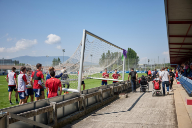 Unas 650 personas pertenecientes a 36 asociaciones sociales animaron a los jugadores de Osasuna en el entrenamiento del miércoles, 31 de mayo, en Tajonar