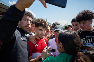 Unas 650 personas pertenecientes a 36 asociaciones sociales animaron a los jugadores de Osasuna en el entrenamiento del miércoles, 31 de mayo, en Tajonar