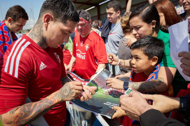 Unas 650 personas pertenecientes a 36 asociaciones sociales animaron a los jugadores de Osasuna en el entrenamiento del miércoles, 31 de mayo, en Tajonar