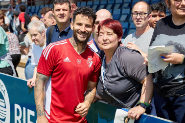 Unas 650 personas pertenecientes a 36 asociaciones sociales animaron a los jugadores de Osasuna en el entrenamiento del miércoles, 31 de mayo, en Tajonar