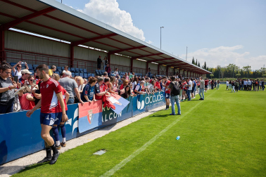 Unas 650 personas pertenecientes a 36 asociaciones sociales animaron a los jugadores de Osasuna en el entrenamiento del miércoles, 31 de mayo, en Tajonar