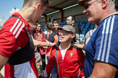 Unas 650 personas pertenecientes a 36 asociaciones sociales animaron a los jugadores de Osasuna en el entrenamiento del miércoles, 31 de mayo, en Tajonar