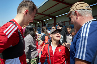 Unas 650 personas pertenecientes a 36 asociaciones sociales animaron a los jugadores de Osasuna en el entrenamiento del miércoles, 31 de mayo, en Tajonar