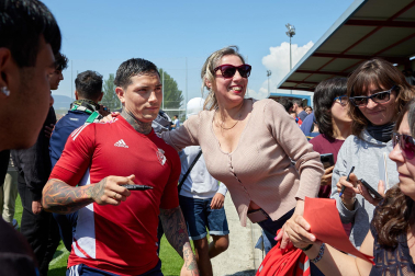 Unas 650 personas pertenecientes a 36 asociaciones sociales animaron a los jugadores de Osasuna en el entrenamiento del miércoles, 31 de mayo, en Tajonar