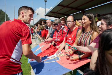Unas 650 personas pertenecientes a 36 asociaciones sociales animaron a los jugadores de Osasuna en el entrenamiento del miércoles, 31 de mayo, en Tajonar