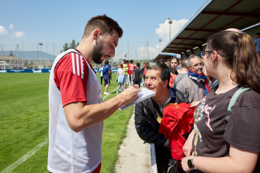 Unas 650 personas pertenecientes a 36 asociaciones sociales animaron a los jugadores de Osasuna en el entrenamiento del miércoles, 31 de mayo, en Tajonar