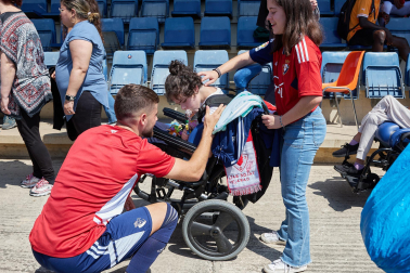 Unas 650 personas pertenecientes a 36 asociaciones sociales animaron a los jugadores de Osasuna en el entrenamiento del miércoles, 31 de mayo, en Tajonar