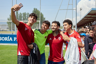 Unas 650 personas pertenecientes a 36 asociaciones sociales animaron a los jugadores de Osasuna en el entrenamiento del miércoles, 31 de mayo, en Tajonar