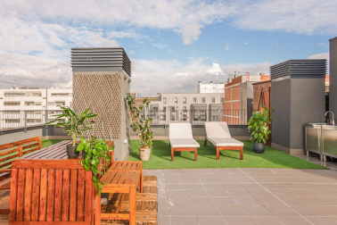 Amplia terraza del ático disponible en Lezkairu