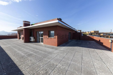 Enorme terraza del ático en venta en la calle Monjardín