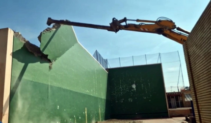 El Ayuntamiento de Tudela ha iniciado este lunes el derribo parcial del frontón del complejo deportivo municipal Ribotas Ebro. Esta demolición, con un coste de 21.000 euros, está siendo realizada por la empresa ATE Compactados.