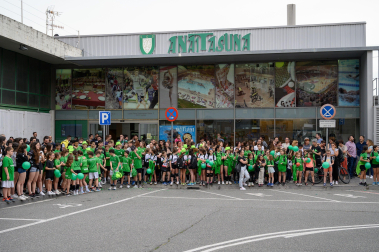 Decenas de familiares y compañeros de club recibieron ayer al equipo campeón de España