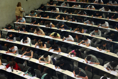 Fotos del primer día de Selectividad en Navarra.