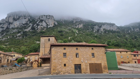 Lapoblación, bajo el "León dormido".