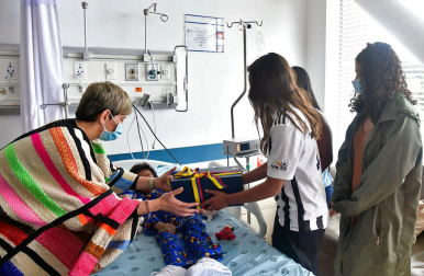 Fotografía cedida por la Presidencia de Colombia de la primera dama del país, Verónica Alcocer (i), durante su visita a los niños rescatados tras permanecer 40 días perdidos en la selva amazónica