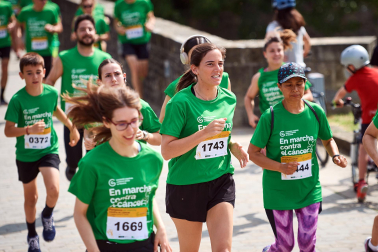 Fotos de la novena marcha solidaria contra el cáncer en Pamplona./