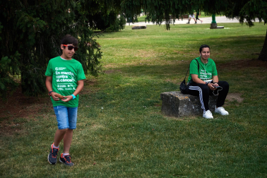 Fotos de la novena marcha solidaria contra el cáncer en Pamplona./