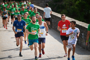 Fotos de la novena marcha solidaria contra el cáncer en Pamplona./