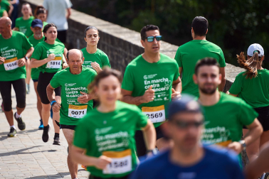 Fotos de la novena marcha solidaria contra el cáncer en Pamplona./