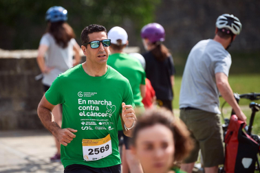 Fotos de la novena marcha solidaria contra el cáncer en Pamplona./