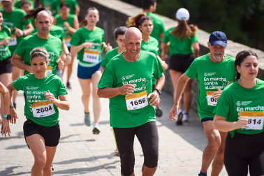 Fotos de la novena marcha solidaria contra el cáncer en Pamplona./