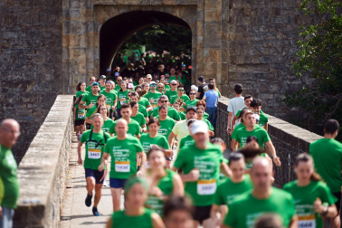 Fotos de la novena marcha solidaria contra el cáncer en Pamplona./