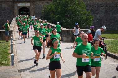 Fotos de la novena marcha solidaria contra el cáncer en Pamplona./