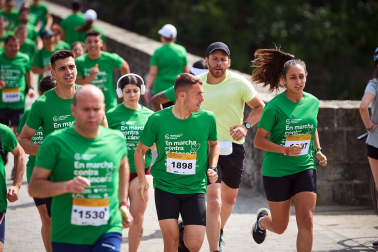 Fotos de la novena marcha solidaria contra el cáncer en Pamplona./