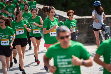 Fotos de la novena marcha solidaria contra el cáncer en Pamplona./