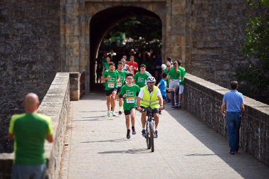 Fotos de la novena marcha solidaria contra el cáncer en Pamplona./