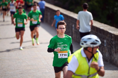 Fotos de la novena marcha solidaria contra el cáncer en Pamplona./