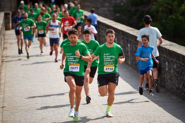 Fotos de la novena marcha solidaria contra el cáncer en Pamplona./