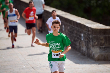 Fotos de la novena marcha solidaria contra el cáncer en Pamplona./