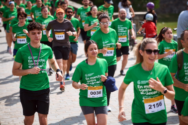 Fotos de la novena marcha solidaria contra el cáncer en Pamplona./