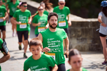 Fotos de la novena marcha solidaria contra el cáncer en Pamplona./