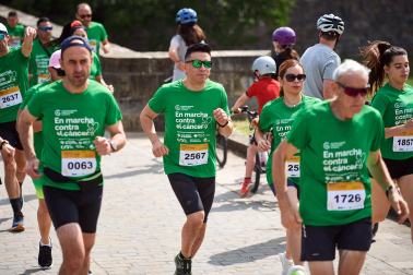 Fotos de la novena marcha solidaria contra el cáncer en Pamplona./